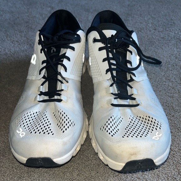 On Cloud Men’s size 10 White & Black Lightweight Sneakers - Picture 10 of 10